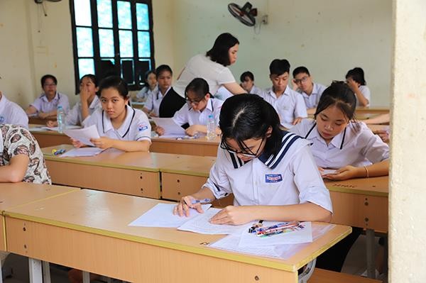 Thí sinh làm bài thi môn Ngữ văn tại kỳ thi vào lớp 10 tại điểm thi Trung học phổ thông Thái Phiên (Hải Phòng) (Ảnh: CTV)