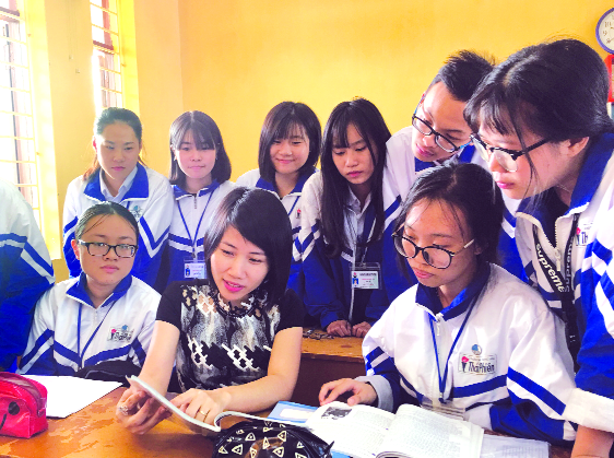 Cô giáo Đỗ Thị Thu Trang, giáo viên Lịch sử của Trường Trung học phổ thông Thái Phiên giúp các em học sinh học tốt môn Lịch sử (Ảnh: Thanh Hà)