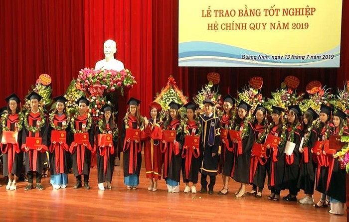 Các sinh viên Trường Đại học Hạ Long được trao bằng tốt nghiệp ngày 13/7 (Ảnh: CTV)