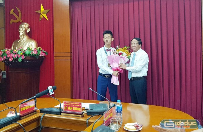 Ông Lê Văn Thành, Bí thư Thành ủy Hải Phòng chúc mừng em Nguyễn Thuận Hưng (Ảnh: Lã Tiến)