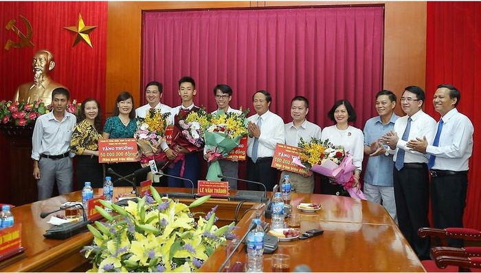 Lãnh đạo thành phố Hải Phòng chúc mừng, trao thưởng cho em Nguyễn Thuận Hưng (Ảnh: Lã Tiến)
