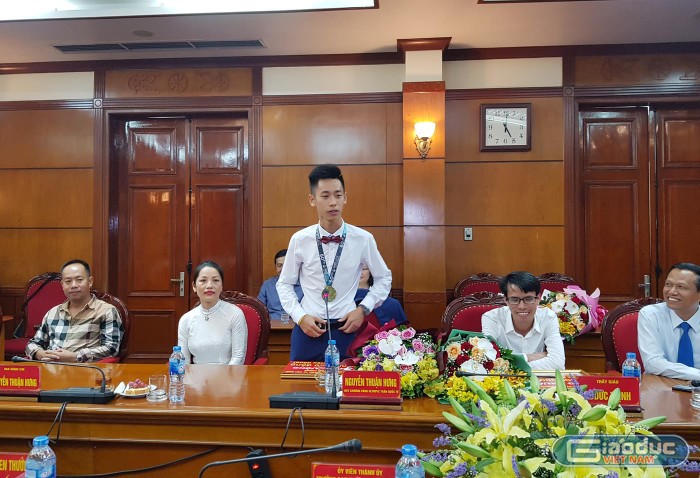 Nam sinh Nguyễn Thuận Hưng với tấm huy chương Vàng Olympic Toán quốc tế 2019 đã mang vinh quang về cho Tổ quốc (Ảnh: Lã Tiến)