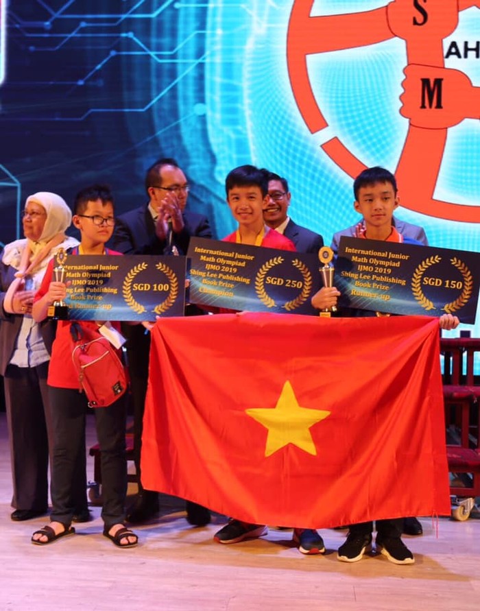 Em Nguyễn Viết Quang (đứng giữa) vừa giành huy chương Vàng cuộc thi IJMO (Ảnh: nhà trường cung cấp)