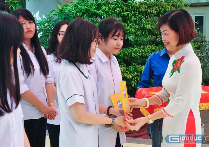 Cô giáo Lê Thị Minh Tâm, Hiệu trưởng Trường Trung học cơ sở Tô Hiệu chúc mừng và chào đón hơn 400 học sinh khối 6 (Ảnh: Quyết Cương)