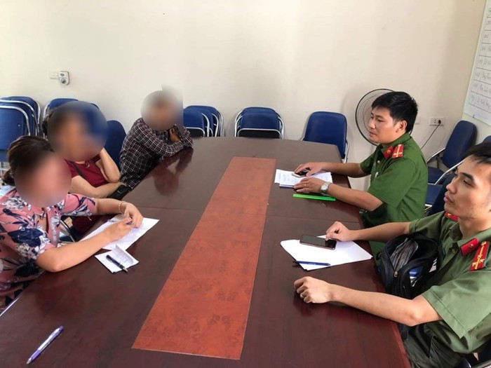 Cô Lê Thị Chiều (ngoài cùng bên trái) khai nhận hành vi đánh cháu H. tại cơ quan công an (Ảnh: CTV)