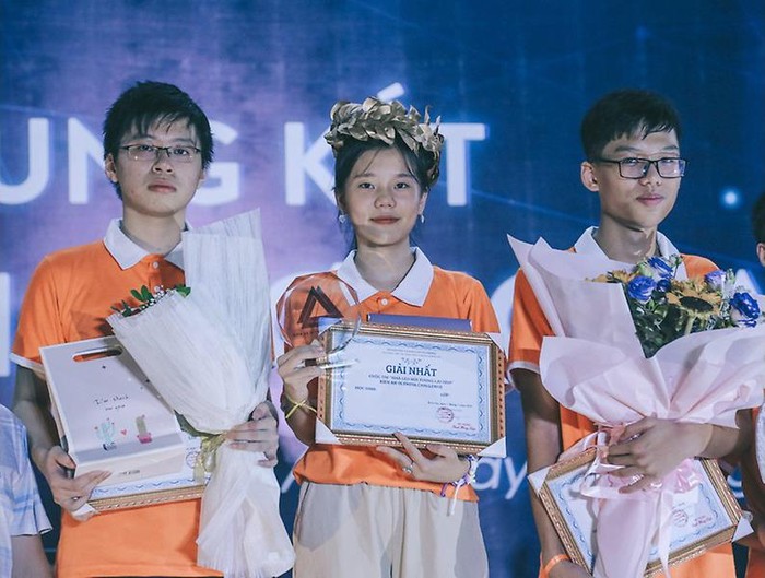 Em Vũ Khánh Linh (đứng giữa) giành chức vô địch cuộc thi Nhà leo núi tương lai (Ảnh: CTV)