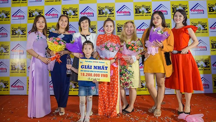 Cô bé Lê Nguyễn Thảo Vy nhận giải nhất Cuộc thi Spelling bee contest 2018. (Ảnh: Gia đình cung cấp)