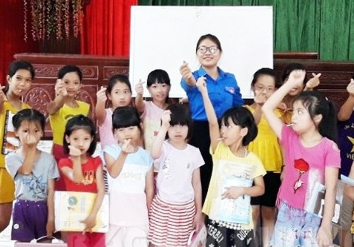 Lớp học tiếng Anh miễn phí của cô giáo Hà thu hút đông đảo học sinh tham gia (Ảnh: Thanh Hoa)