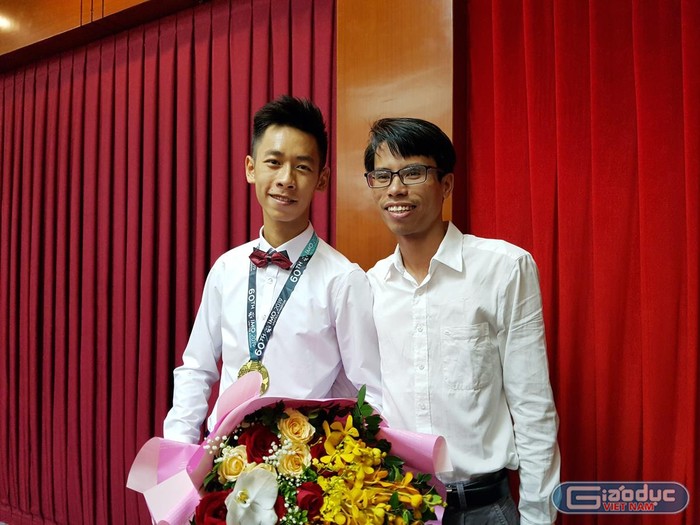 Thầy giáo Lê Đức Thịnh và em Nguyễn Thuận Hưng đoạt huy chương Vàng Olympic Toán quốc tế 2019 (Ảnh: Lã Tiến)