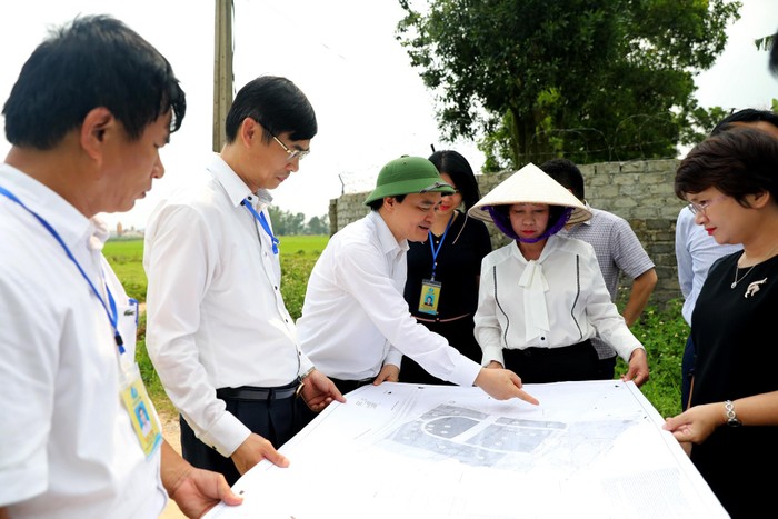 Bộ trưởng Bộ Giáo dục và Đào tạo Phùng Xuân Nhạ thăm khu đô thị Chạp Khê (thành phố Uông Bí) phục vụ cho định hướng phát triển Đại học Hạ Long giai đoạn tới. (Ảnh: CTV)