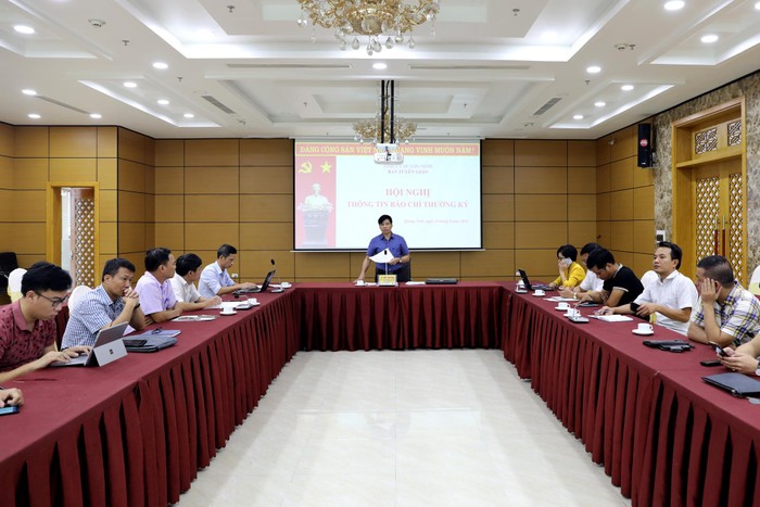 Lãnh đạo Ban Tuyên giáo Tỉnh ủy Quảng Ninh thông tin tại hội nghị thông tin báo chí thường kỳ (Ảnh: CTV)
