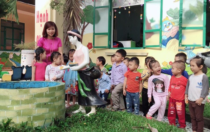 Cô giáo Hoàng Thị Phương tổ chức hoạt động ngoài trời cho trẻ mầm non. (Ảnh: CTV)
