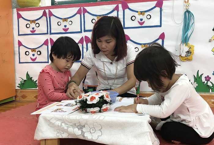 Cô giáo Hoàng Thị Phương dạy vẽ cho trẻ (Ảnh: CTV)