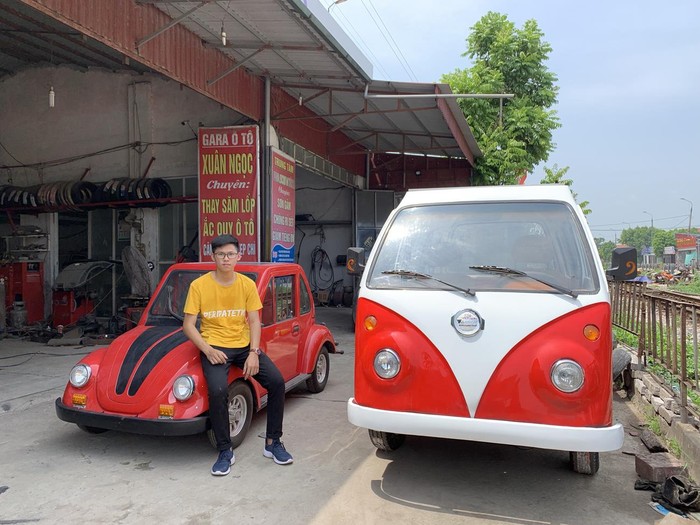 Chiếc xe điện chạy bằng năng lượng mặt trời kiểu dáng Volkswagen Roadtrip (bên phải) do Việt Cường mới lắp ráp. (Ảnh: Việt Linh)