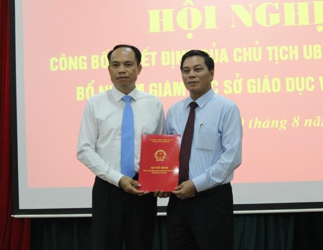 Chủ tịch Ủy ban nhân dân thành phố Hải Phòng trao quyết định bổ nhiệm ông Lê Quốc Tiến (bên trái) làm Giám đốc Sở Giáo dục và Đào tạo (Ảnh: CTV)