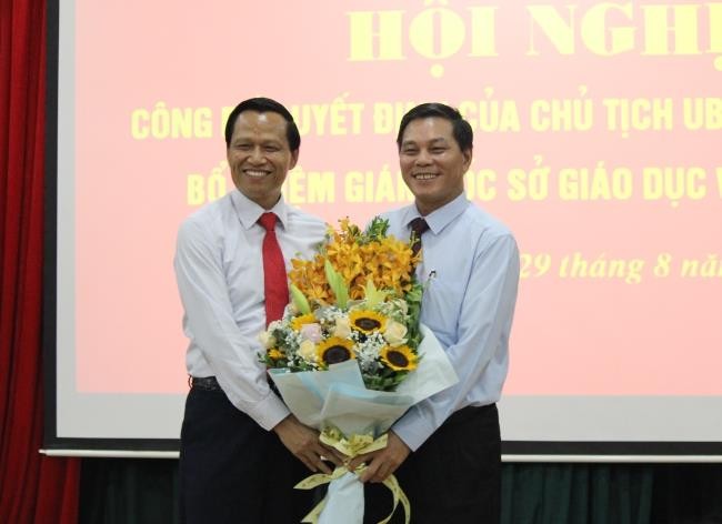 Chủ tịch Ủy ban nhân dân thành phố Hải Phòng tặng hoa chúc mừng ông Nguyễn Xuân Trường (Ảnh: CTV)