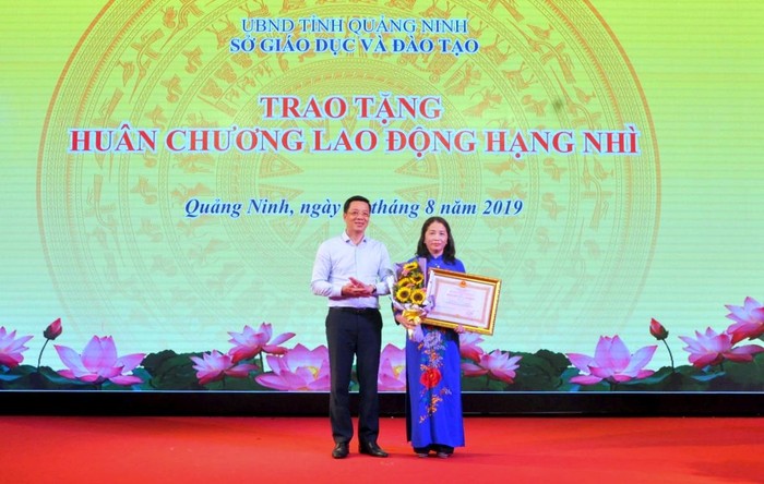 Thừa ủy quyền của Chủ tịch nước, lãnh đạo tỉnh Quảng Ninh trao Huân chương Lao động hạng Nhì cho bà Vũ Liên Oanh, Giám đốc Sở Giáo dục và Đào tạo. (Ảnh: CTV)