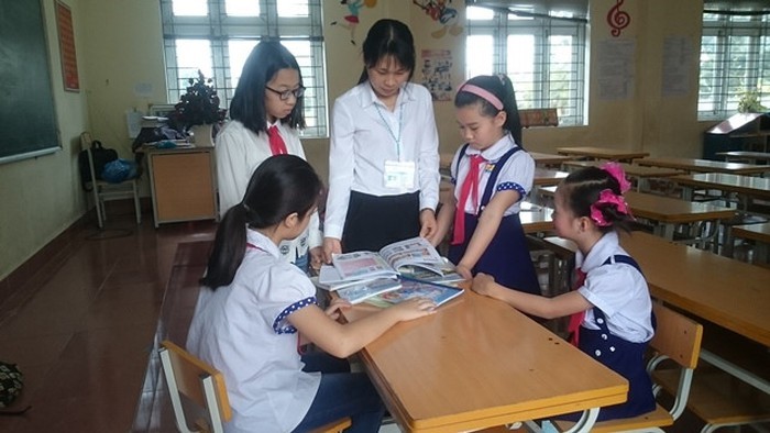Cô giáo Nguyễn Thị Nguyệt luôn dành hết tình yêu thương cho học trò (Ảnh: CTV)