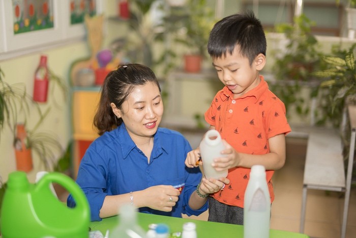 Cô và trò Trường Mầm non Hoa Lan (phường Hồng Hải, thành phố Hạ Long) cùng nhau làm đồ chơi từ vật liệu tái chế (Ảnh: Hằng Ngần)