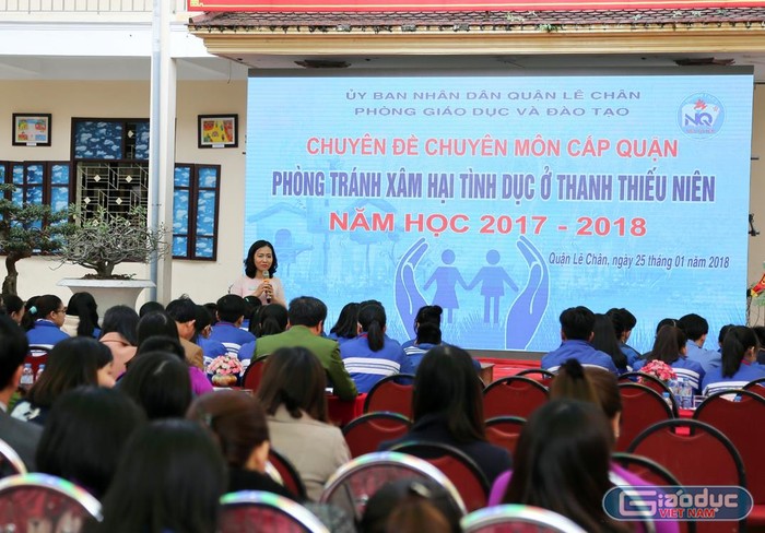 Cô giáo Vũ Nguyễn Ngọc Quỳnh luôn đưa các chuyên đề vào giảng dạy, tạo hứng thú cho học sinh học môn Giáo dục công dân (Ảnh: Nhân vật cung cấp)