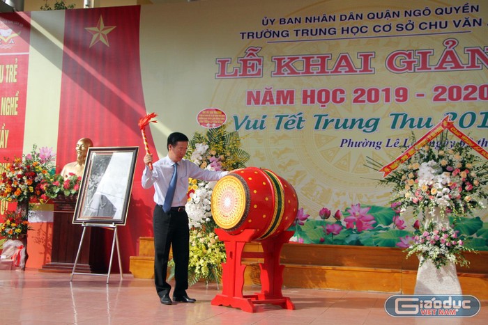 Trưởng Ban Tuyên giáo Trung ương Võ Văn Thưởng đánh trống khai giảng tại Trường Trung học cơ sở Chu Văn An (Ảnh: Lã Tiến)