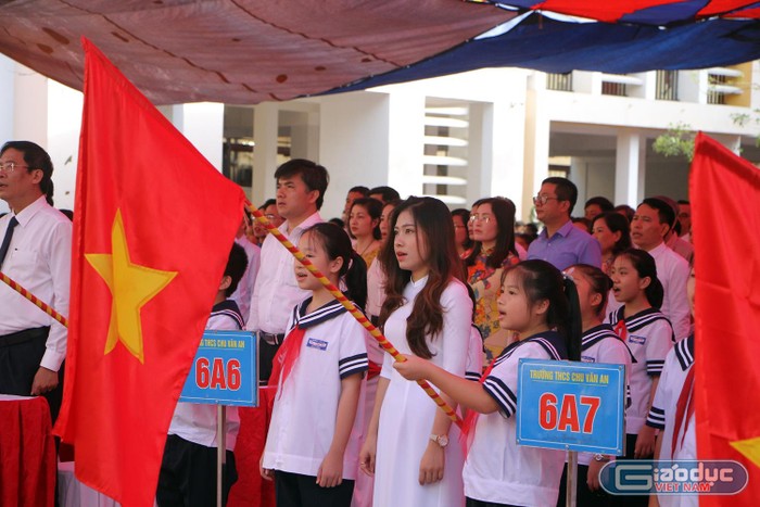 Thầy cô và các em học sinh Trường Trung học cơ sở Chu Văn An hát quốc ca trong ngày khai giảng (Ảnh: Lã Tiến)