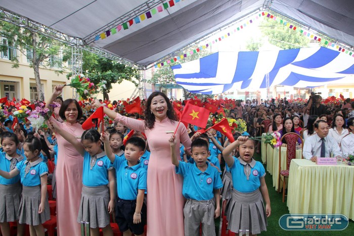 Các cô giáo chủ nhiệm và học sinh lớp 1 Trường tiểu học Chu Văn An hân hoan chào đón năm học mới (Ảnh: Lã Tiến)