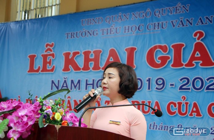 Cô giáo Phạm Thị Diện, Hiệu trưởng Trường Tiểu học Chu Văn An đọc diễn văn khai giảng năm học 2019-2020 (Ảnh: Lã Tiến)