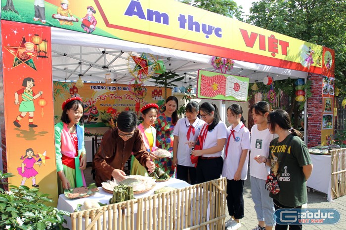 Các đại biểu, học sinh tìm hiểu văn hóa ẩm thực Việt Nam - Nhật Bản (Ảnh: Lã Tiến)