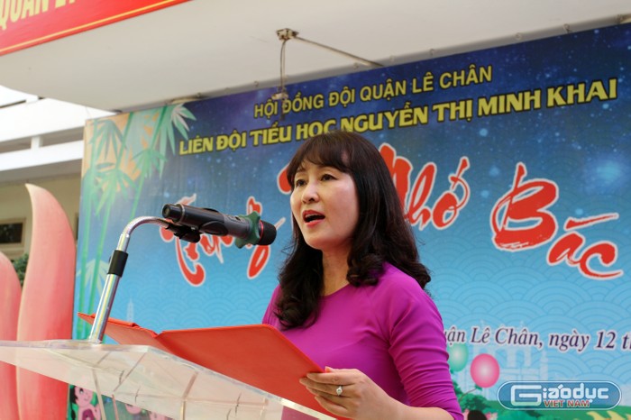 Nhà giáo ưu tú Thái Thị Bích Vân, Hiệu trưởng Trường tiểu học Nguyễn Thị Minh Khai phát biểu tại chuyên đề (Ảnh: Lã Tiến)