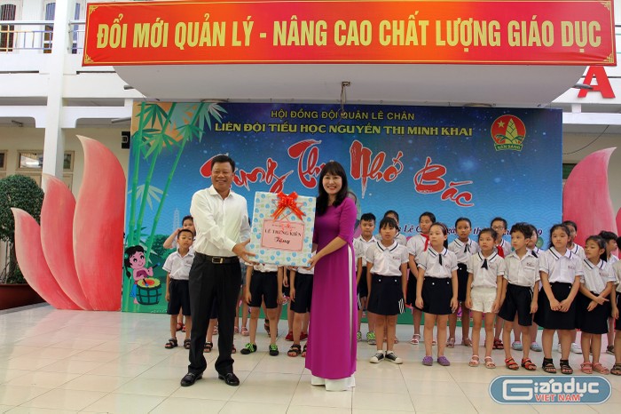 Ông Lê Trung Kiên, Bí thư Quận ủy Lê Chân đã trao quà tặng học sinh nhà trường (Ảnh: Lã Tiến)