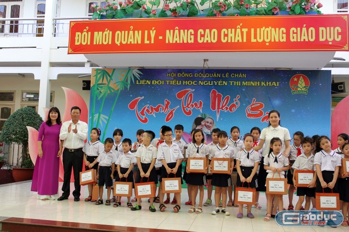 Ông Lê Trung Kiên, Bí thư Quận ủy Lê Chân và Hiệu trưởng nhà trường đã trao quà tặng học sinh có hoàn cảnh khó khăn (Ảnh: Lã Tiến)