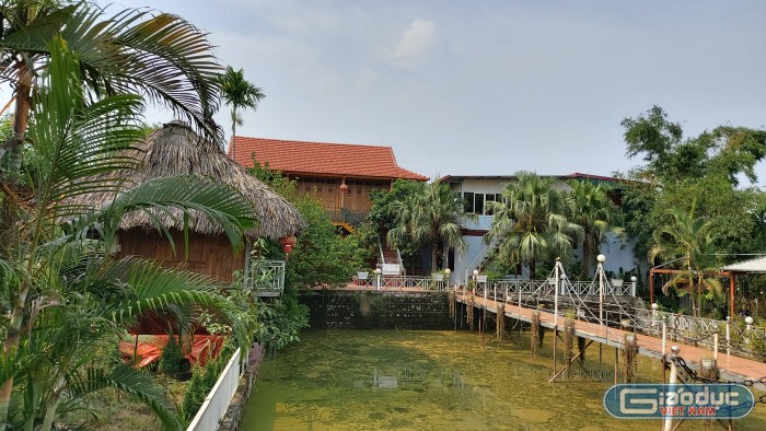 Công trình nhà ở của ông Nguyễn Quốc Bảo xây dựng ngay sát chân đê sông Cấm (Ảnh: Lã Tiến)