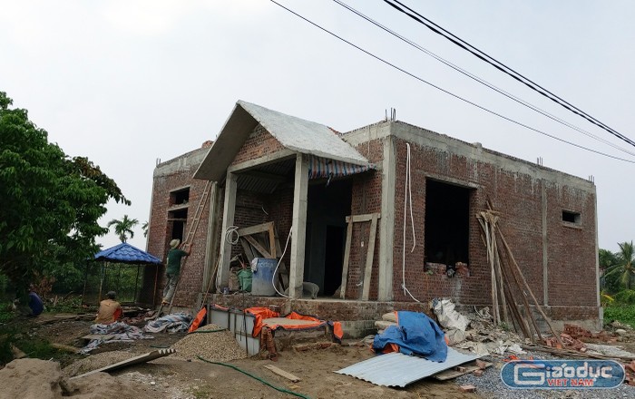 Ngôi nhà kiểu biệt thự mái Thái (ở thôn 4, xã Hoàng Động) xây dựng trên đất nông nghiệp đang trong quá trình hoàn thiện (Ảnh: Lã Tiến)