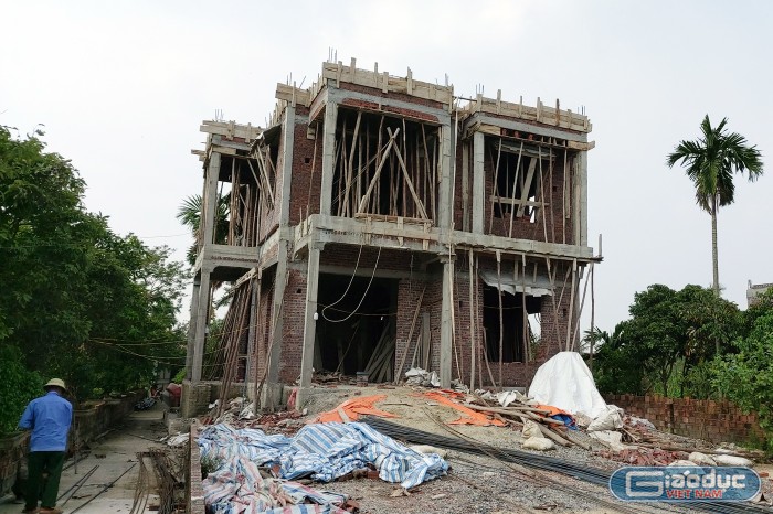 Những công trình nhà ở xây dựng trái phép trên đất nông nghiệp tại xã Hoàng Động đang thách thức chính quyền huyện Thủy Nguyên (Ảnh: Lã Tiến)