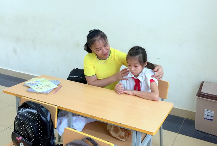 Cô Vịnh ân cần động viên một học sinh lớp 6, lần đầu tiên xa nhà đi học bán trú trong ngày khai giảng năm học mới 2019-2020. (Ảnh: Nhân vật cung cấp)