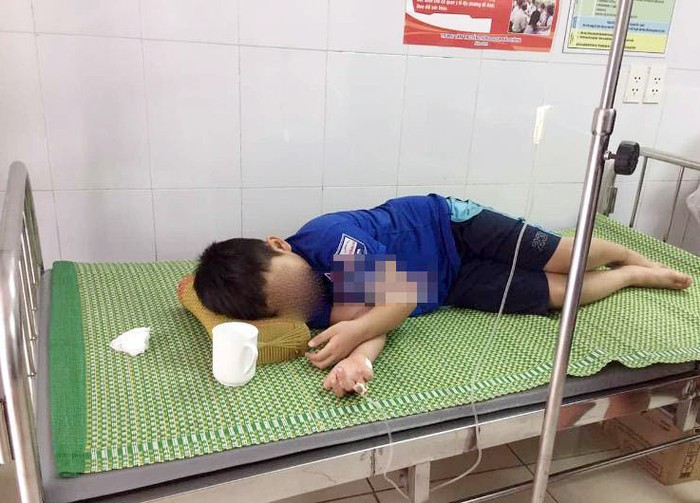 Một trong 4 học sinh bị ngộ độc phải điều trị tại bệnh viện (Ảnh: CTV)