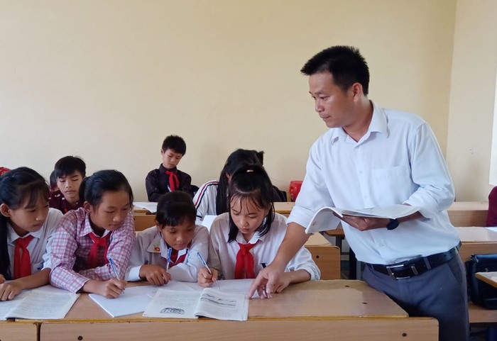 Thầy giáo Cao Xuân Hào hướng dẫn các em học sinh học môn Lịch sử (Ảnh: CTV)