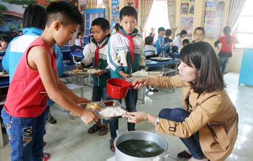 Học sinh Trường tiểu học Tứ Cường (huyện Thanh Miện, Hải Dương) ăn bán trú tại nhà trường (Ảnh: CTV)