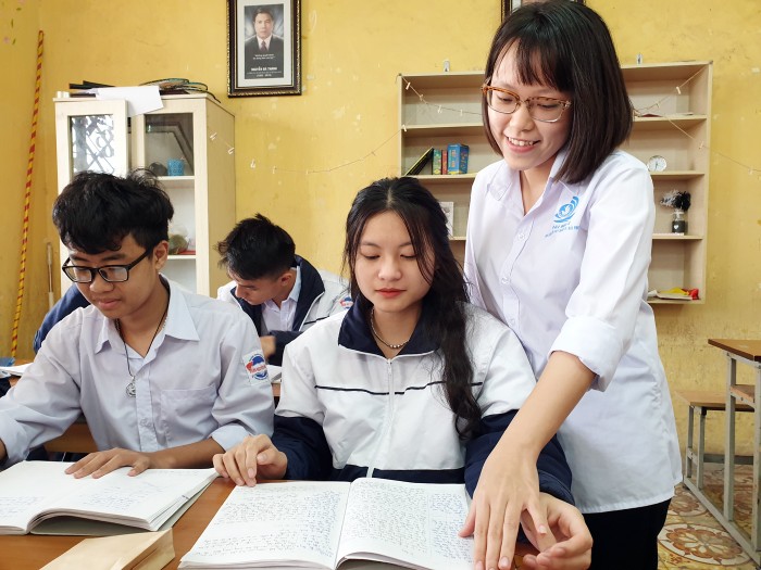 Cô giáo tương lai Nguyễn Minh Nguyệt đang kiểm tra bài cho học sinh tại lớp chủ nhiệm thực tập (Ảnh: Nhân vật cung cấp)