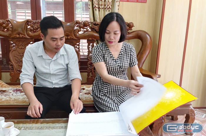 Thầy giáo Nguyễn Văn Bình cùng cô giáo Phạm Thị Thanh An, Hiệu trưởng Trường tiểu học Quang Trung chia sẻ về việc thực hiện công trình măng non tại trường (Ảnh: Lã Tiến)