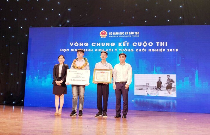 Đại diện Bộ Giáo dục và Đào tạo (bên trái) trao thưởng và Trung ương Đoàn (bên phải) tặng bằng khen cho 2 học sinh của Quảng Ninh đã đoạt giải ba tại Cuộc thi SV-Startup 2019. (Ảnh: CTV)