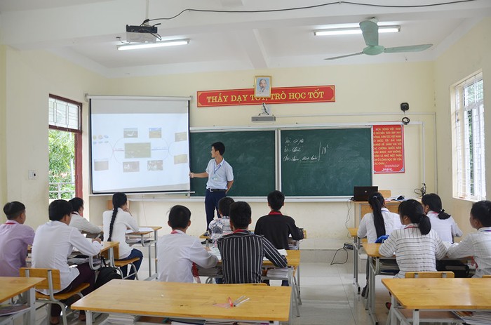 Thầy giáo Đinh Ngọc Lĩnh luôn đồng cảm, chia sẻ với các em học sinh vùng cao (Ảnh: CTV)