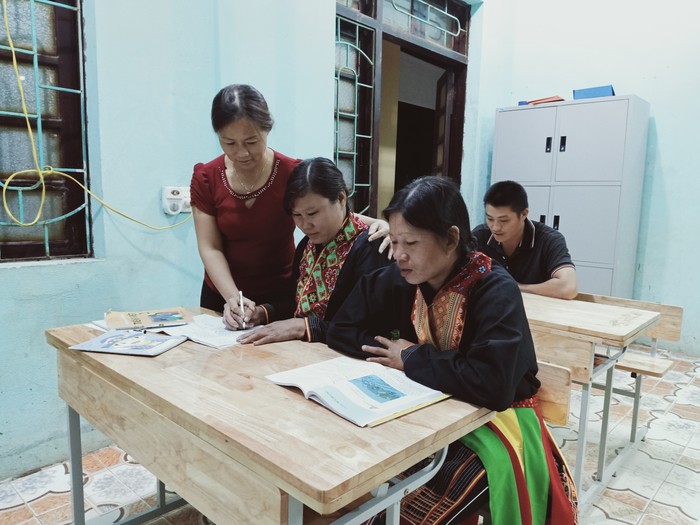 Cô giáo Lý Thị Xoan dạy xóa mù chữ cho người dân (Ảnh: CTV)