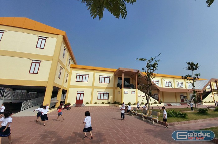 Công trình bếp ăn bán trú do doanh nghiệp xây tặng Trường tiểu học Nam Sơn có nhà để xe 2 tầng, miễn phí (Ảnh: Lã Tiến)