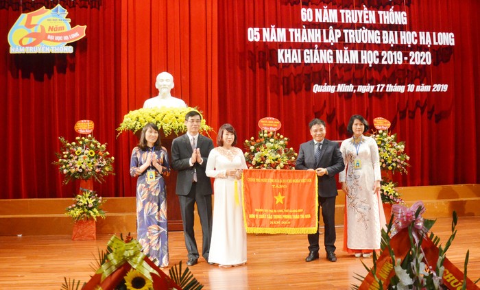 Trường Đại học Hạ Long nhận cờ thi đua của Chính Phủ vì đã hoàn thành xuất sắc nhiệm vụ dẫn đầu phong trào thi đua yêu nước tỉnh Quảng Ninh năm 2018. (Ảnh: CTV)