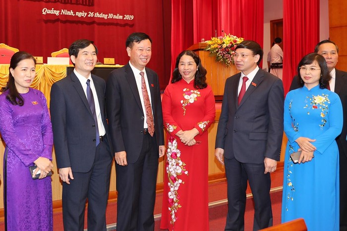 Các đại biểu Hội đồng nhân dân tỉnh Quảng Ninh trao đổi trong giờ giải lao (Ảnh: CTV)