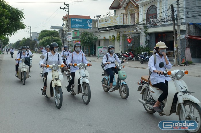 Nhiều học sinh tại Hải Phòng sử dụng xe máy dưới 50cc làm phương tiện tới trường (Ảnh: Lã Tiến)
