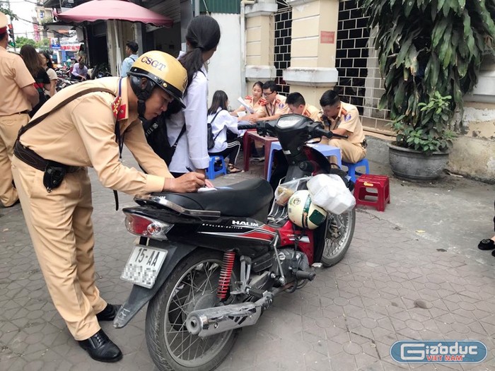 Lực lượng Cảnh sát giao thông Công an Hải Phòng thường xuyên xử lý những trường hợp học sinh đi xe máy dưới 50cc vi phạm Luật giao thông đường bộ (Ảnh: Lã Tiến)
