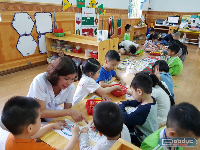 Cô giáo Trần Thị Liên, giáo viên Trường Mẫu giáo Kim Đồng 4 (quận Lê Chân, Hải Phòng) vừa điều trị bệnh ung thư vừa dành tình yêu cho trẻ (Ảnh: Lã Tiến)